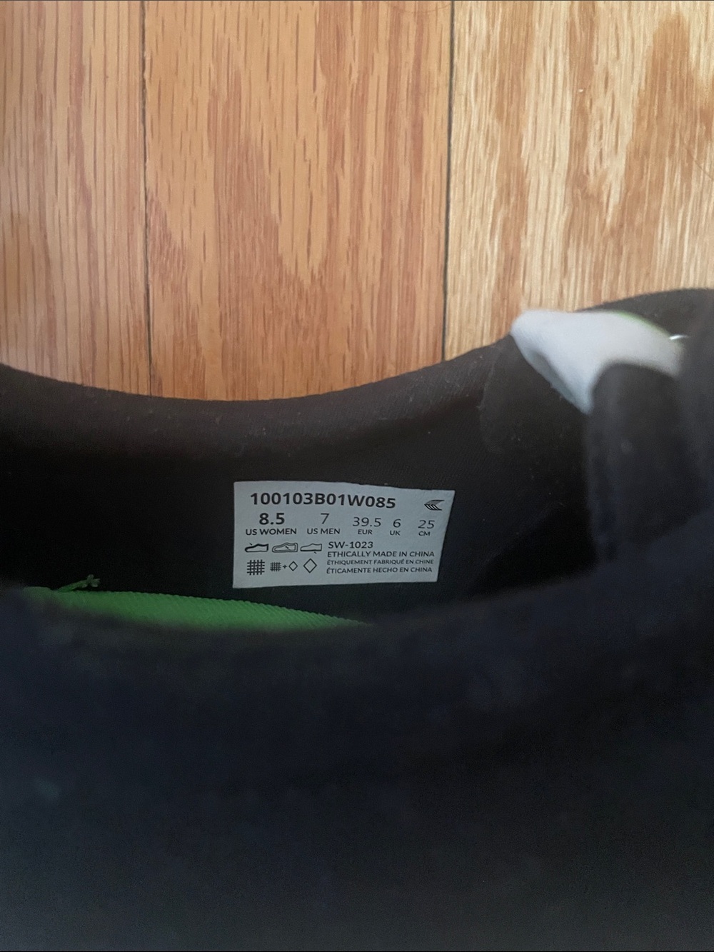 Cariuma Women’s Black Canvas Low-Top Sneakers with White Trim - Picture 7 of 7